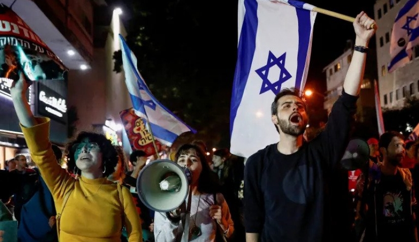 إسرائيليون يتظاهرون ضد حكومة نتنياهو الجديدة في تل أبيب
