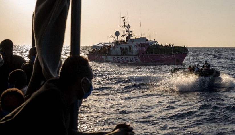 المهاجرون بعد إنقاذهم من المياه قبالة سواحل ليبيا