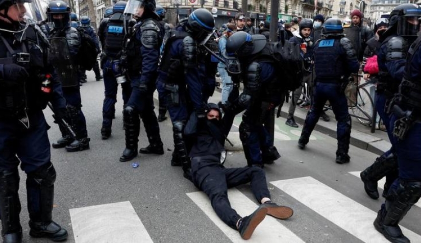 الشرطة الفرنسية تقمع المتظاهرين