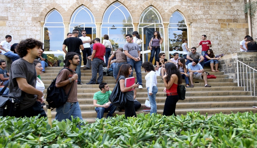 محنة متعددة الأوجه يختبرها الطلبة السوريون في لبنان | نون بوست