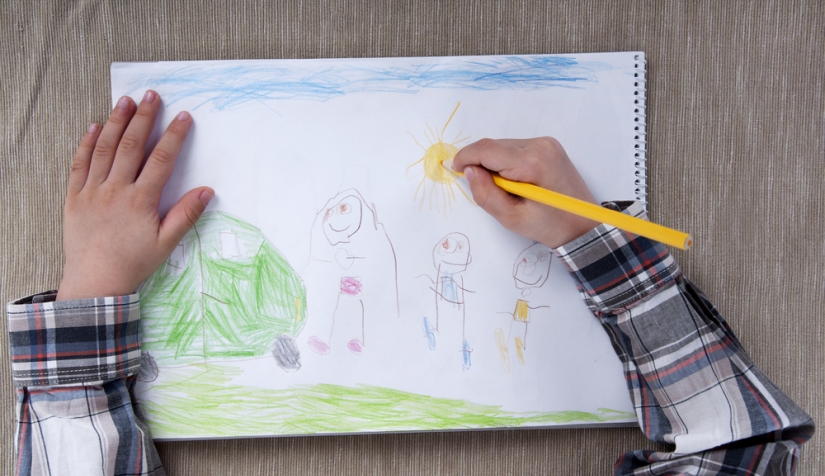 رسومات الأطفال: طريقة تعبيرٍ عن الذات ووسيلة علاج فعّالة  نون بوست