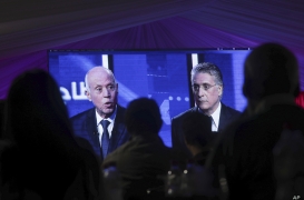 تونسيون يتابعون مناظرة تليفزيونية للمرشحين الرئاسيين