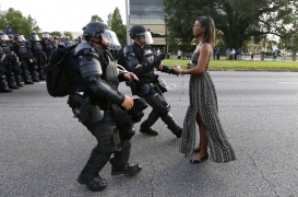 ليشيا إيفانز أحد محتجي "حياة السود مهمة" في أثناء اعتقالها من شرطة لويزيانا