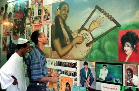 لسنوات طويلة، تعرّض التراث الموسيقي السوداني للطمس لأسباب سياسية، لكن ذلك لم يمنعه من الازدهار في الثلاثين سنة التي أعقبت الاستقلال.