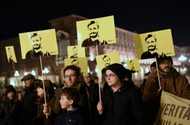ناشطون يتظاهرون في مدينة تورينو بإيطاليا، في 25 كانون الثاني/ يناير، لإحياء الذكرى الرابعة لاختفاء ومقتل جوليو ريجيني.