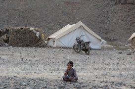 طفل في مخيم السويداء بمحافظة مأرب التي تضاعف عدد سكانها خمسين ضعفًا منذ 2014.