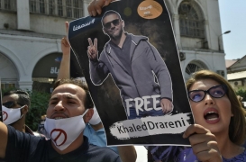 الجزائريون يرفعون صورة الصحفي خالد درارني احتجاجًا على اعتقاله يوم 7 من سبتمبر/أيلول 2020