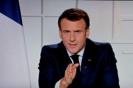 الرئيس الفرنسي ماكرون يلقي خطابًا متلفزًا في باريس يوم 31 من مارس/آذار