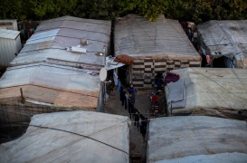يواجه اللاجئون السوريون في لبنان وقتًا عصيبًا مع اشتداد الأزمة الاقتصادية