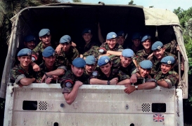 جنود بريطانيون، كلهم ينتمون لفرقة المشاة الويلزية الملكية، كانوا محتجزين كرهائن من طرف قوات صرب البوسنة. هذه صورة التقطت بعد الإفراج عنهم في حزيران/ يونيو 1995.