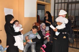 سيدات من الضفة الغربية متزوجات في الداخل الفلسطيني بانتظار الحصول على الخدمات الطبية في عيادات متنقلة