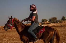 يحاول مربو الخيول في إدلب رعايتها رغم القصف والنزوح المتكرر والضغوط المالية.