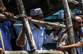 لاجئون يمنيون يقفون على متن قارب متجه إلى جيبوتي في 2015