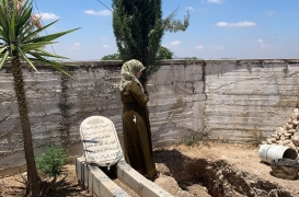فاطمة حماد تصلي بجانب قبر محفور أُعدّ لدفن ابنها محمد في بلدة سلواد بالضفة الغربية المحتلة، وقد رفضت إسرائيل تسليم جثمانه.