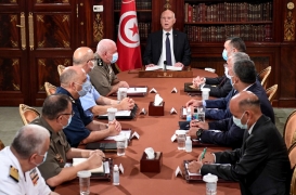  قاد الرئيس التونسي قيس سعيّد، الذي يتوسط الطاولة، اجتماعا أمنيا مع عناصر من الجيش والشرطة خلال الأسبوع الماضي في تونس العاصمة.