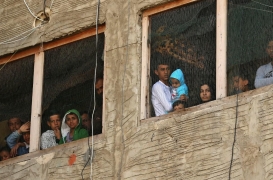 لاجئون سوريون يعيشون في منزل قيد الإنشاء بمدينة صيدا جنوب لبنان