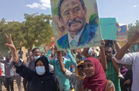 متظاهرون سوادنيون يحملون صورة لرئيس الوزراء عبد الله حمدوك في أم درمان الشهر الماضي