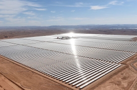 مشهد جوي للمرايا الشمسية في محطة نور1 للطاقة الشمسية المركزة، على بعد 20 كم من ورزازات في المغرب