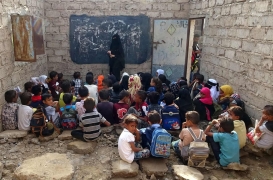 الأطفال اليمنيون النازحون يذهبون إلى المدرسة في مبنى مهجور بمدينة الحديدة التي مزّقتها الحرب. تصوير خالد زياد لوكالة "فرانس برس".