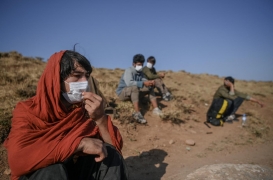 مهاجرون أفغان يستريحون أثناء انتظار المهربين بعد عبور الحدود الإيرانية التركية في منطقة تافان، شرق تركيا، في 15 آب/ أغسطس 2021.