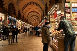سياح يتسوقون في بازار التوابل بمنطقة إمينونو في إسطنبول، في 16 كانون الأول/ ديسمبر 2021. 