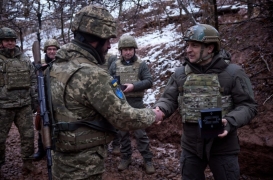 الرئيس الأوكراني يكرّم جنودًا أثناء تفقُّده القوات في منطقة دونيتسك شرقي البلاد (رويترز).