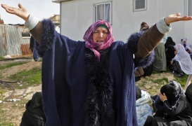امرأة بدوية في أثناء الاحتجاج على هدم منازل قرية أم الحيران في صحراء النقب