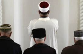 رجال من تتار القرم يصلون في مسجد بمدينة باكتشيساراي
