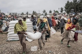 برنامج الغذاء العالمي يوزع الطعام على النازحين داخليًا في ديبارك، إثيوبيا.