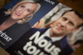 ملصقات مرشحي الانتخابات الرئاسية الفرنسية ماكرون ولوبان
