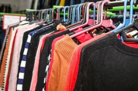 ملابس مستعملة معروضة في متجر بناكورو، كينيا