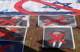 ملصقات مشوّهة لعلم "إسرائيل" وصور نتنياهو وبن غفير وسموتريش في غزة دعمًا للمسجد الأقصى.