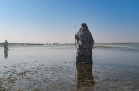 صيادات عمان يمارسن صناعة الصيد التقليدية التي انتقلت من جيل إلى آخر من الأمهات