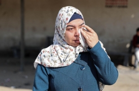 سيدة فلسطينية تمسح دموعها في مظاهرة احتجاجًا على سياسية الفصل الإسرائيلية في غزة