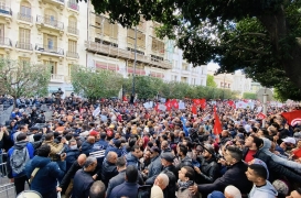 آلاف التونسيون يحيون ذكرى عيد الثورة