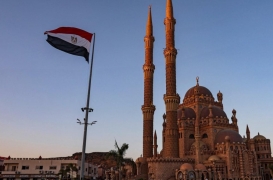 علم مصر يرفرف خارج المسجد الكبير في شرم الشيخ