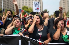 نساء يغطين أعينهن في إحدى مظاهرات تشيلي تنديدًا بفقء عيون المتظاهرين بالرصاص المطاطي.
