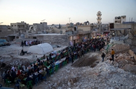 مائدة الإفطار الجماعية في مدينة الأتارب المنكوبة بالزلزال قرب حلب.