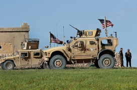 مركبات عسكرية أمريكية خارج قاعدة أمريكية شمال سوريا