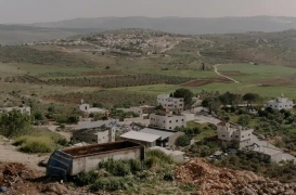 مستوطنة تبدو واضحة للعيان من سطح منزل محمود حاج محمد بقرية جالود في الضفة الغربية المحتلة