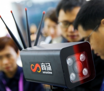 عرض لكاميرا مزودة بتقنية التعرف على الوجه مصنعة من قبل شركة "سنستايم" في بكين، في شهر تشرين الأول/ أكتوبر 2018.