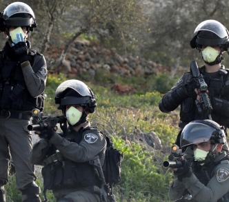 جنود إسرائيليون يرتدون قناع الوجه في اشتباكات مع شباب فلسطيني في قرية جنوب نابلس