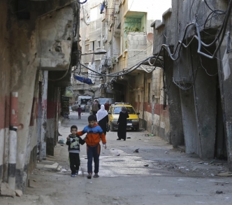 أطفال في حي التضامن بدمشق قرب مخيم اليرموك.