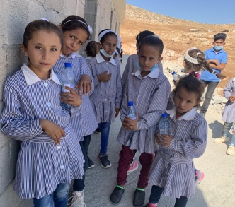 أطفال فلسطينيون في مدرسة راس التين الابتدائية شرق رام الله التي تواجه أوامر بالهدم