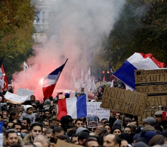 متظاهرون يلوحون بالأعلام الفرنسية وهم يسيرون بالقرب من محطة الشمال في باريس احتجاجا على الإسلاموفوبيا، في العاشر من تشرين الثاني/ نوفمبر 2019.