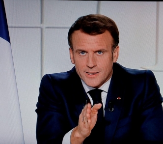 الرئيس الفرنسي ماكرون يلقي خطابًا متلفزًا في باريس يوم 31 من مارس/آذار