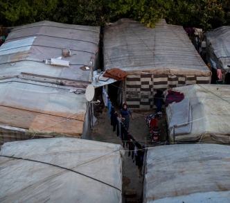 يواجه اللاجئون السوريون في لبنان وقتًا عصيبًا مع اشتداد الأزمة الاقتصادية