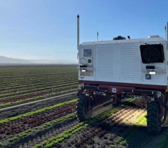 روبوت من صنع شركة "Carbon Robotics" لقتل الأعشاب الضارة في الأراضي الزراعية