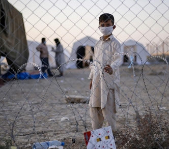 صبي أفغاني لاجىء في الحدود الأفغانية الإيرانية قرب محافظتي سيستان وبلوشستان.