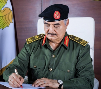 المشير خليفة حفتر، قائد ما يُسمى "الجيش الوطني الليبي" في شرق ليبيا، والذي شن حربًا على الحكومة المعترف بها دوليًا